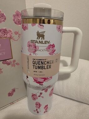 Stanley White, Pink Floral & Gold Trim Quencher Flowstate Tumbler 40 Oz